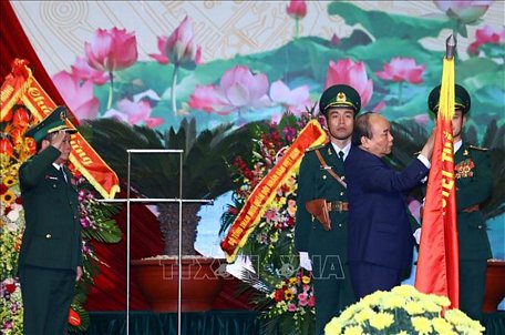 Thủ tướng Nguyễn Xuân Phúc trao tặng Huân chương Quân công hạng Nhất của Chủ tịch nước cho lực lượng Bộ đội Biên phòng. Ảnh: Thống Nhất/TTXVN