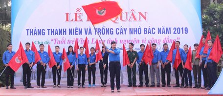Chị Nguyễn Huỳnh Thu- Bí thư Tỉnh Đoàn Vĩnh Long phát cờ ra quân Tháng Thanh niên