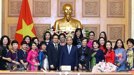 Thủ tướng Nguyễn Xuân Phúc chụp ảnh với các nữ doanh nhân tiêu biểu tại buổi gặp mặt. (Ảnh: Thống Nhất/TTXVN)