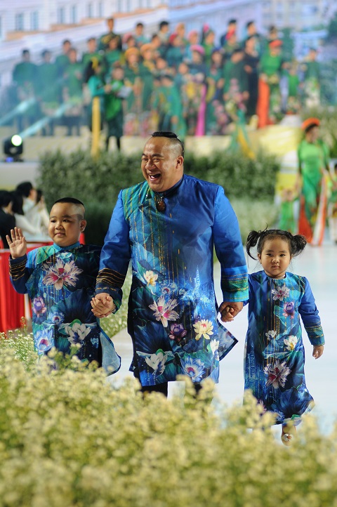 Gia đình nghệ sỹ Hiếu Hiền tham gia trình diễn tại đêm khai mạc Lê hội Áo dài TP Hồ Chí Minh.