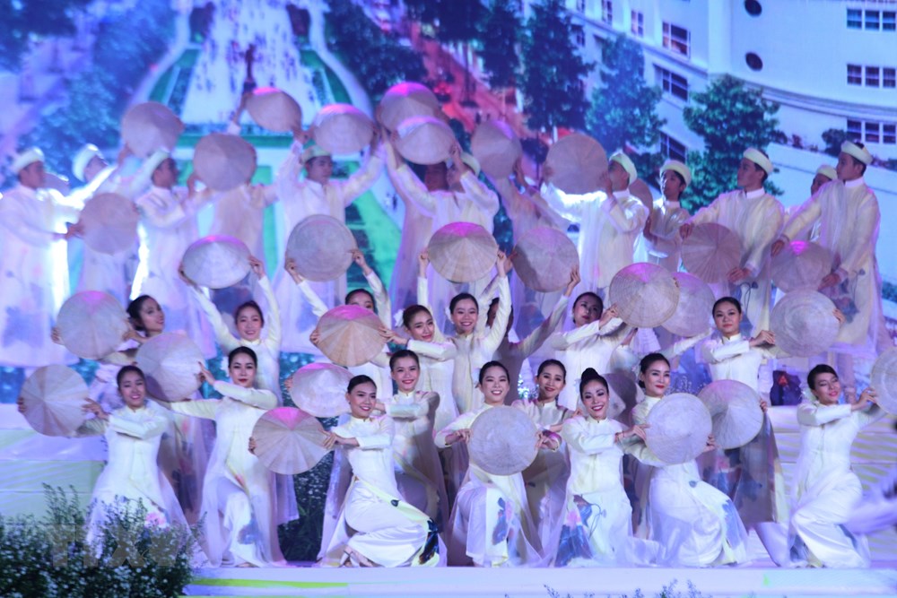  Tiết mục biểu diễn chào mừng Lễ hội Áo dài Thành phố Hồ Chí Minh lần 6-2019. (Ảnh: Gia Thuận/TTXVN)