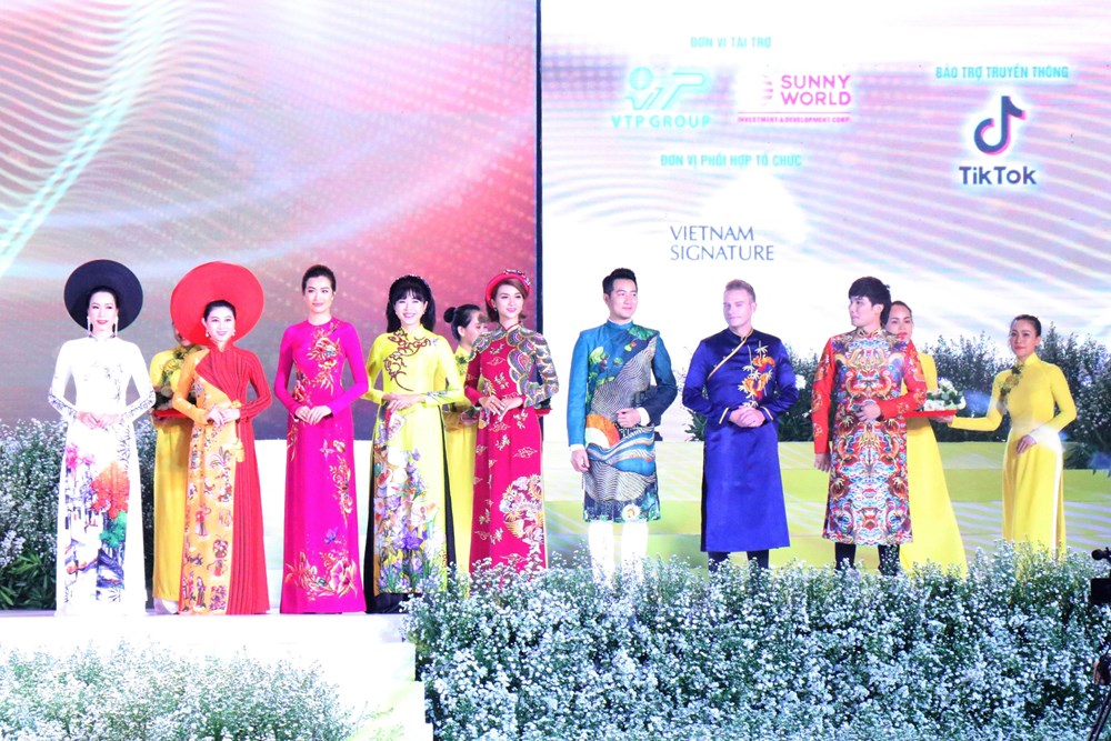  Các đại sứ hình ảnh Lễ hội tham gia biểu diễn áo dài. (Ảnh: Gia Thuận/TTXVN)