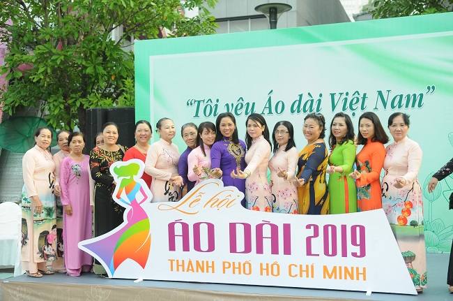 Các chị em phụ nữ tham đồng diễn áo dài đến từ Hội Liên hiệp phụ nữ TP Hồ Chí Minh.