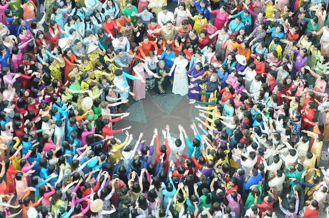 Các Đại sứ áo dài và trên 3.000 chị em phụ nữ mặc áo dài muốn truyền tải thông điệp tình yêu với chiếc áo dài Việt Nam.