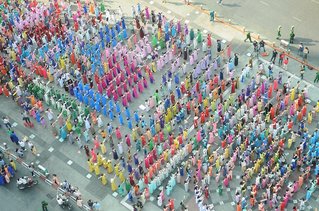 Phố đi bộ Nguyễn Huệ trong sáng 3/3 trở nên rực rỡ, đầy màu sắc của áo dài.