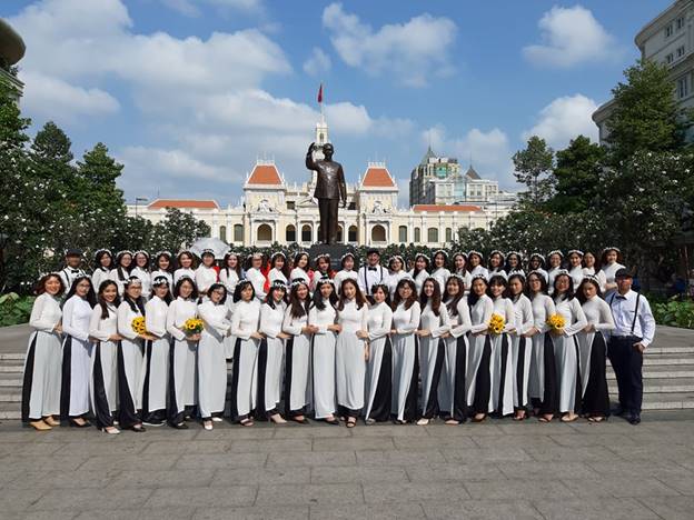 Các em học sinh trường Trần Đại Nghĩa thướt tha với tà áo dài trắng trong buổi đồng diễn áo dài.
