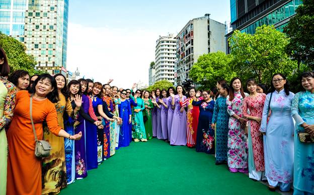 Sau màn đồng diễn, các Đại sứ áo dài và người dân đi diễu hành trên phố đi bộ Nguyễn Huệ.