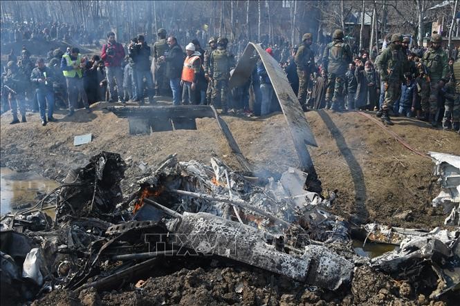 Binh sĩ Ấn Độ điều tra bên chiếc máy bay của Không quân nước này bị rơi tại quận Budgam, cách thủ phủ Srinagar, bang Kashmir khoảng 30km ngày 27/2/2019. Ảnh: AFP/TTXVN