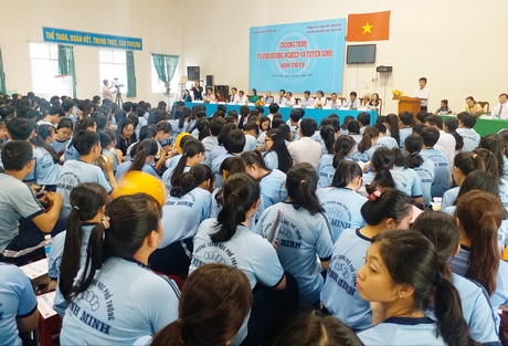 Đông đảo học sinh tham gia tư vấn tuyển sinh hướng nghiệp tại TX Bình Minh.