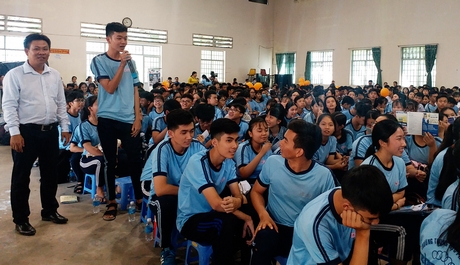 Học sinh Trường THPT Bình Minh quan tâm đến những điểm mới của kỳ thi, cách chọn trường, ngành phù hợp.