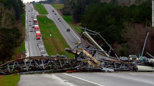 Một trạm điện thoại trên đường cao tốc 280 ở hạt Lee, bang Alabama, Mỹ bị sập sau trận lốc xoáy - Ảnh: CNN