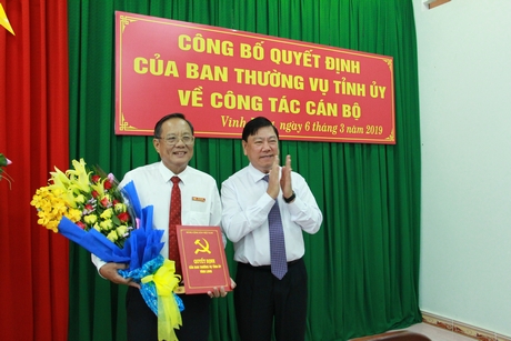 Bí thư Tỉnh ủy- Trần Văn Rón trao quyết định kiêm chức Hiệu trưởng Trường Chính Trị Phạm Hùng cho đồng chí Nguyễn Bách Khoa.