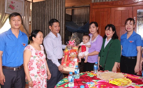 Ông Lê Thành Tặng- Phó Giám đốc, Chủ tịch Công đoàn cơ sở công ty đến thăm bé Lê Minh Huy được công ty hỗ trợ tiền mổ tim.