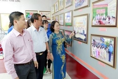Ông Nguyễn Phú Lục cùng bà Trần Thị Bé Tư ôn lại kỷ niệm công ty những ngày đầu thành lập.