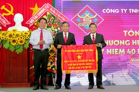 Phó Chủ tịnh UBND tỉnh- Lữ Quang Ngời tặng bức trướng cho Công ty TNHH 1TV Xổ số kiến thiết Vĩnh Long. Ảnh: DƯƠNG THU