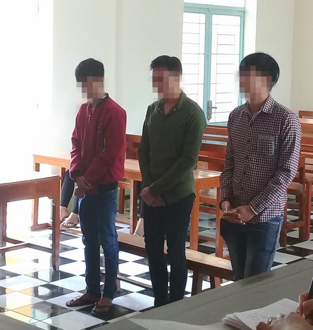Các bị cáo Vinh, Nguyên và Thi (từ phải sang) tại phiên tòa sơ thẩm.