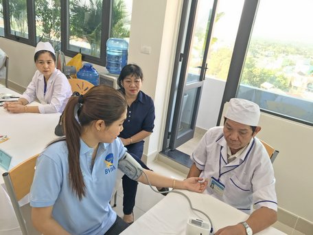 Cán bộ, nhân viên y tế tham gia đo huyết áp, kiểm tra đường huyết hưởng ứng Chương trình sức khỏe Việt Nam. Khuyến cáo chăm sóc sức khỏe này được phổ biến rộng rãi tới mọi người dân.