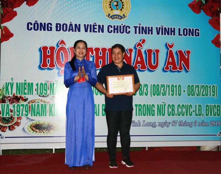 Chủ tịch Công đoàn viên chức- Nguyễn Thị Mỹ Dung trao giải nhất cho đội Trung tâm nước sạch và Vệ sinh môi trường nông thôn.