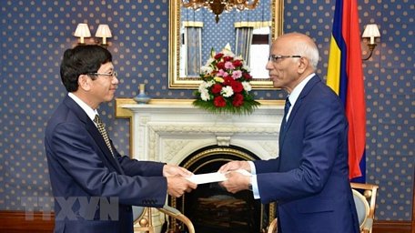  Đại sứ Việt Nam tại Mozambique kiêm nhiệm Mauritius Lê Huy Hoàng trình Quốc thư lên Quyền Tổng thống Cộng hòa Mauritius, Kheshoe Parsad Matadeen. (Ảnh: Lê Đình Lượng/TTXVN)