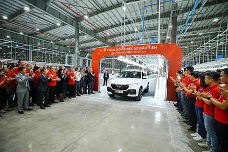  Chiếc xe Lux SA 2.0 đầu tiên đã chính thức được xuất xưởng vào ngày 6/3. (Ảnh: Tiến Tuấn/Vietnam+)