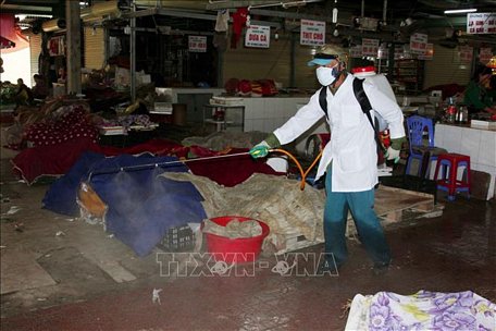 Phun thuốc khử trùng tại chợ Đông Thành (thành phố Thanh Hoá). Ảnh: Quang Quyết/TTXVN
