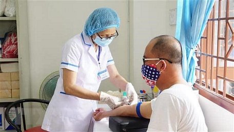  Điều trị cho bệnh nhân HIV. (Ảnh: TTXVN/Vietnam+)
