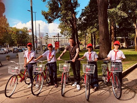 Beckham đăng tải hình ảnh đạp xe cùng các em nhỏ tại Việt Nam. Ảnh FBNV