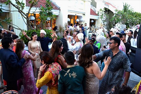 Đám cưới thu hút 700 khách mời, diễn viên, người phục vụ đến từ quê hương của Phật giáo. Ảnh: Lục Tùng