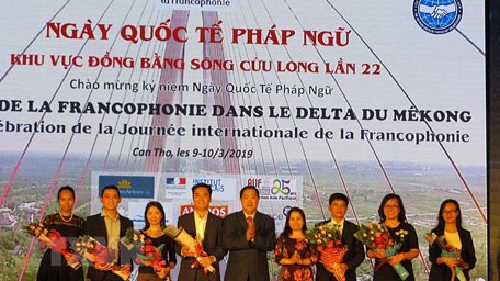  Tặng hoa cho các tổ chức, cá nhân có nhiều đóng góp cho hoạt động kết nối Pháp-Việt. (Ảnh: Ánh Tuyết/TTXVN)