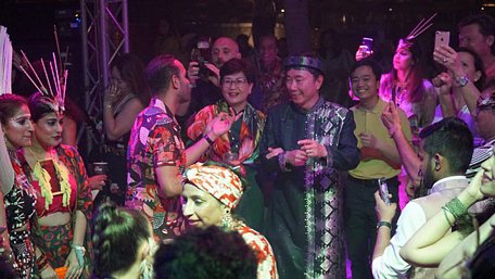 Đại sứ Phạm Sanh Châu (áo dài, khăn đóng) trò chuyện với chú rể Rushang Shah và cô dâu Kaabia Grewal (góc trái) tại tiệc cưới ngày 9/3 - Ảnh: NVCC