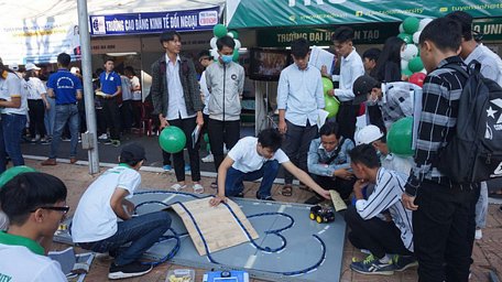  Mô hình xe điện điều khiển và tự động thu hút sự chú ý của các em học sinh tại ngày hội - Ảnh: LAN NGỌC