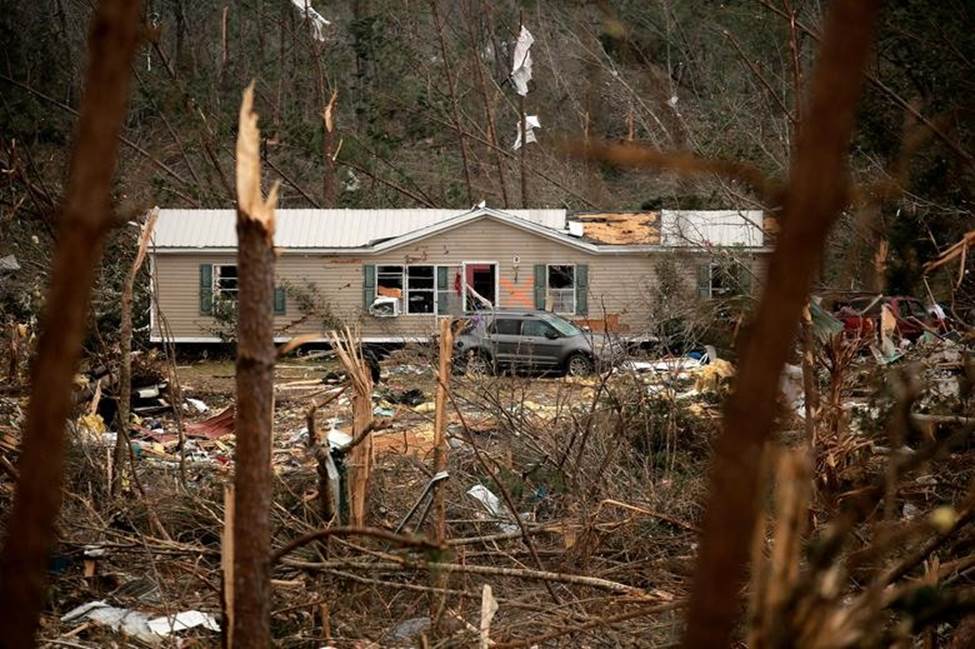 Ngày 3/3, một trận lốc xoáy kinh hoàng đã quét qua các bang Alabama và Georgia, đông nam nước Mỹ, khiến ít nhất 23 người thiệt mạng. Trận lốc xoáy quật đổ nhiều cây cối, biến cả một khu vực thành hoang tàn. Trong hình là ngôi nhà bị hư hại trên một sườn đồi đầy mảnh vỡ, sau khi những cơn lốc xoáy. Ảnh: Reuters.