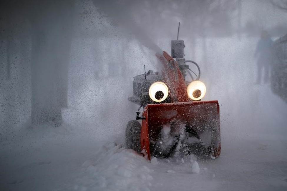 Chomper, máy thổi tuyết bán tự động, điều khiển bằng GPS được thiết kế và chế tạo bởi kỹ sư nghiên cứu từ trường MIT, Dane Kouttron, dọn tuyết sau cơn bão đêm ở Cambridge, bang Massachusetts (Mỹ). Ảnh: Reuters.