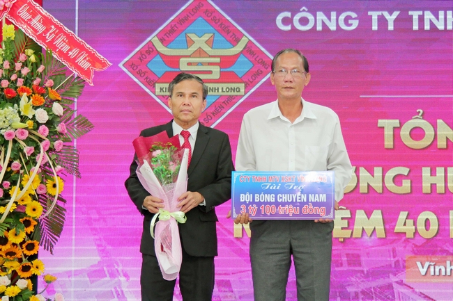 Ông Thiệu Ngọc Tâm- Giám đốc Công ty TNHH MTV XSKT Vĩnh Long (trái) trao bảng tượng trưng số tiền tài trợ đội bóng chuyền nam XSKT Vĩnh Long 2019.