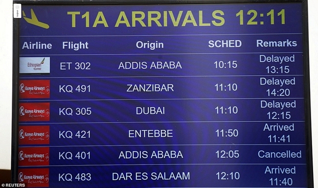 Sân bay quốc tế Kenyatta phát thông báo chi tiết chuyến bay mang số hiệu ET 302 của hãng hàng không Ethiopia xuất phát từ Addis Abeba (hàng trên cùng).
