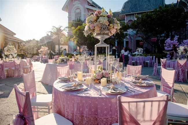 Concept của buổi tiệc được lựa chọn với hai tông màu chủ đạo là trắng và hồng, biểu tượng cho tình yêu đôi lứa thuần khiết, ngọt ngào và bay bổng.