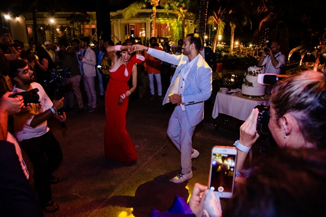 Đám cưới của cặp đôi tỷ phú Ấn Độ có tổng cộng 11 buổi tiệc lớn nhỏ diễn ra từ ngày 3/3 đến 10/3. Đặc biệt sự kiện trọng đại nhất diễn ra từ ngày 7/3-10/3 tại khách sạn JW Marriott Phu Quoc Emerald Bay (Phú Quốc). Trong 4 ngày cử hành hôn lễ, chú rể Rushang Shah và cô dâu Kaabia Grewal đã chào đón bạn bè, gia đình và người thân bằng những bữa tiệc xa hoa, đẳng cấp với nhiều chủ đề ấn tượng, độc đáo. 