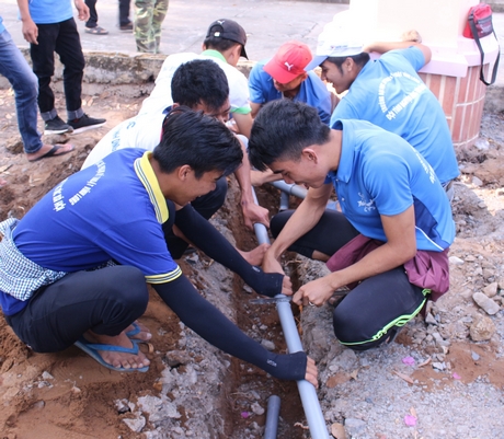 Tuổi trẻ tham gia lắp đặt ống nước tại Khu di tích Lịch sử cách mạng Cái Ngang.