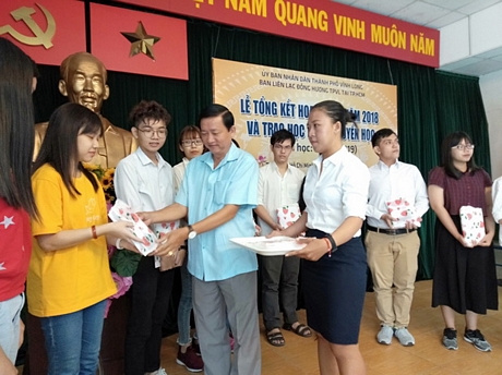 Bí thư Thành ủy TP Vĩnh Long Hồ Văn Huân trao học bổng cho các sinh viên giỏi.
