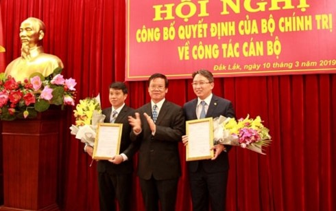 Ông Hà Ban trao quyết định và chúc mừng ông Y Thanh Hà Niê Kđăm và ông Nguyễn Hải Ninh.