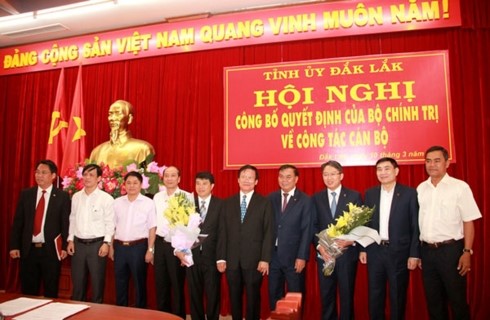 Lãnh đạo Ban Tổ chức Trung ương, Ban Thường vụ Tỉnh ủy Đắk Lắk chúc mừng ông Y Thanh Hà Niê Kđăm và ông Nguyễn Hải Ninh.