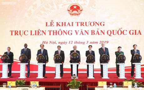 Thủ tướng Chính phủ Nguyễn Xuân Phúc cùng các vị lãnh đạo thực hiện nghi thức khai trương Trục liên thông văn bản quốc gia (Nguồn ảnh: baochinhphu.vn)