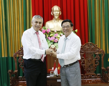 Phó Chủ tịch UBND tỉnh- Trần Hoàng Tựu tặng quà lưu niệm cho ông Hanif Salim- Tổng Lãnh sự Cộng hòa Indonesia tại TP Hồ Chí Minh.