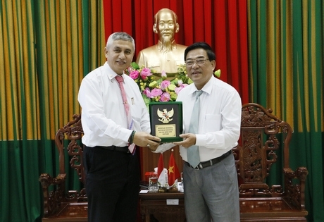 Tổng Lãnh sự Cộng hòa Indonesia tại TP Hồ Chí Minh tặng quà cho lãnh đạo tỉnh.