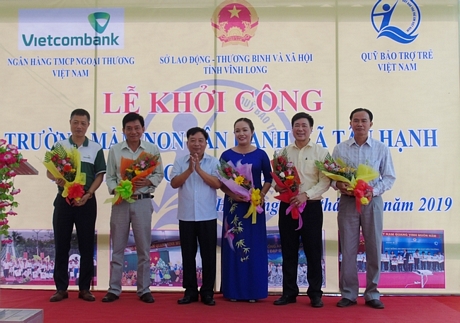 Ông Trần Văn Khái- Giám đốc Sở Lao động, Thương binh và Xã hội tặng hoa cho đại biểu các đơn vị.
