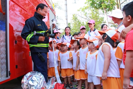 Ngày 15/3/2019 các bé Trường Thực hành Măng non (Phường 9- TP Vĩnh Long) tham quan trải nghiệm “Một ngày làm lính cứu hỏa” .