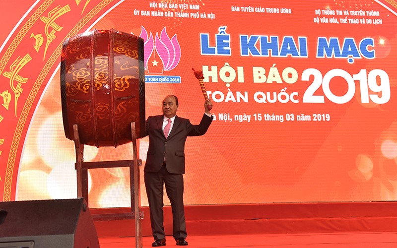 Thủ tướng Nguyễn Xuân Phúc đánh trống khai hội tại lễ khai mạc Hội báo.