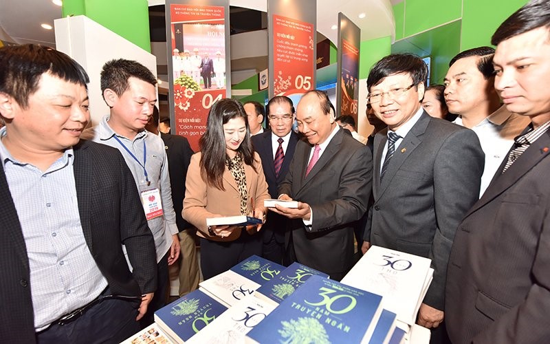 Thủ tướng Nguyễn Xuân Phúc thăm gian trưng bày của Báo Nhân Dân.