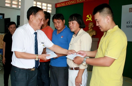Ông Nguyễn Hòa Bình- Phân Hội trưởng Phân hội Nhiếp ảnh tỉnh- trao thưởng cho các tác giả đạt giải.