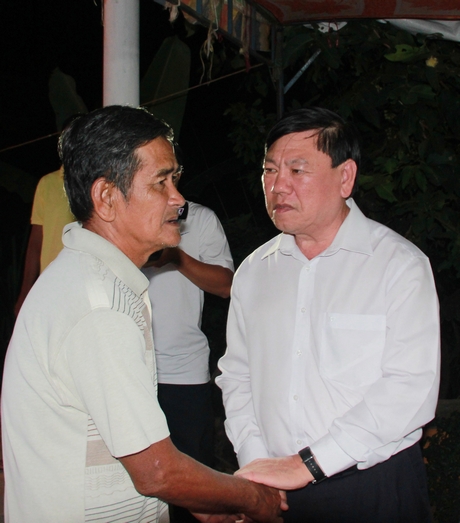 Bí thư Tỉnh ủy- Trần Văn Rón ân cần thăm hỏi, động viên gia đình anh Ngô Thanh Bình.